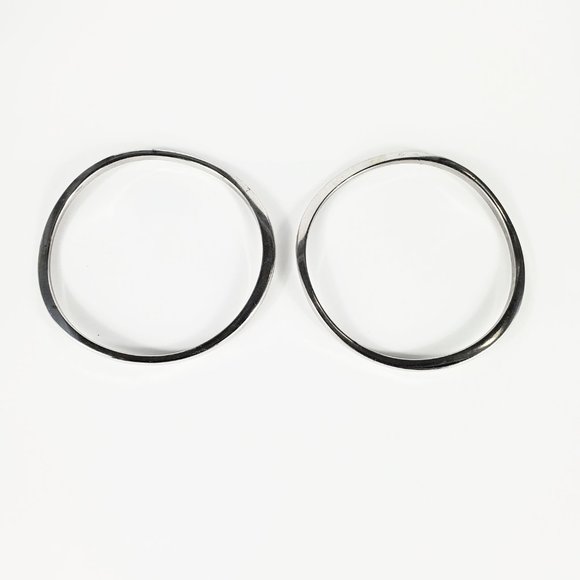 Express Set of 2 Silver Wavy Bangle Bracelets - Picture 2 of 4